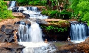 Cascadas los cinco enanos, sus aguas son temperadas. Se va con el Tours catarata los cinco enanos.