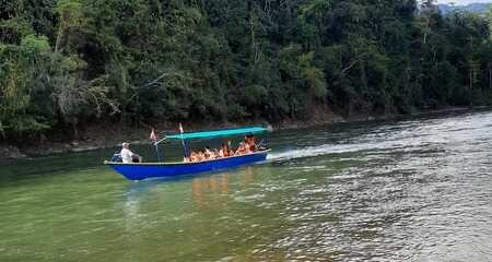 Foto de Tours Metro Chanchamayo, paseo en bote en el río Perene.