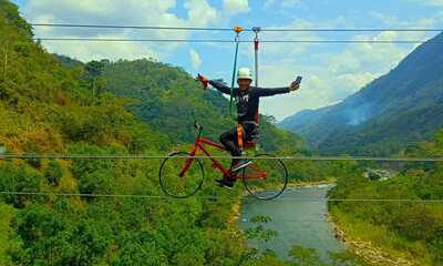 Bicicleta aérea en la selva Central de Perú.