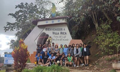 Foto de Tours Metro Chanchamayo. Mural de bienvenida a Villa Rica. Selva Central. Pasco. Perú.