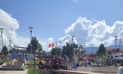 Foto de Tours Metro Chanchamayo. Plaza de armas de Villa Rica. La cafetera de café más grande del mundo.